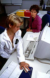 zwei Frauen an einem PC