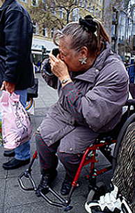 Frau im Rollstuhl fotografiert