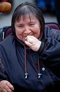 Portrt einer lchelnden schwerbehinderten Frau im Rollstuhl